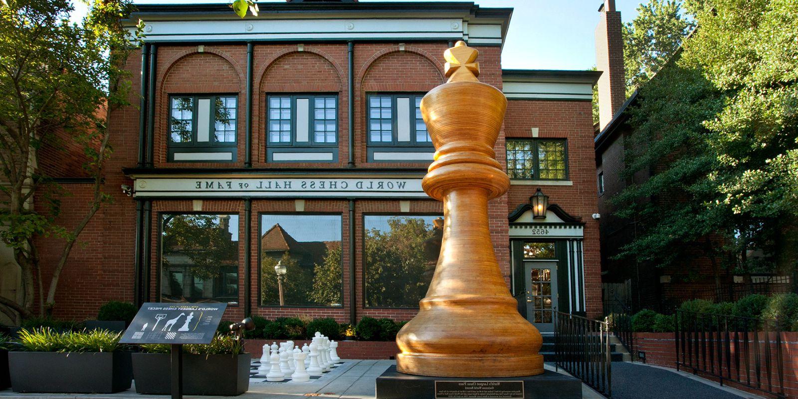 In the Central West End, 世界上最大的棋子矗立在世界象棋名人堂前.