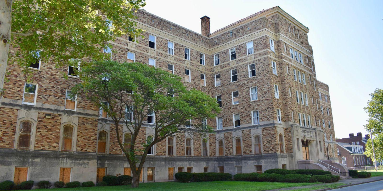 Located in The Ville, 萨姆纳高中是密西西比河以西第一所为黑人学生提供中等教育的学校.